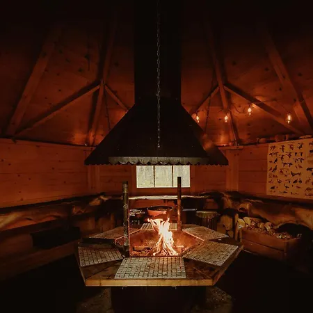Cozy A-frame In The Woods 埃农泰基厄